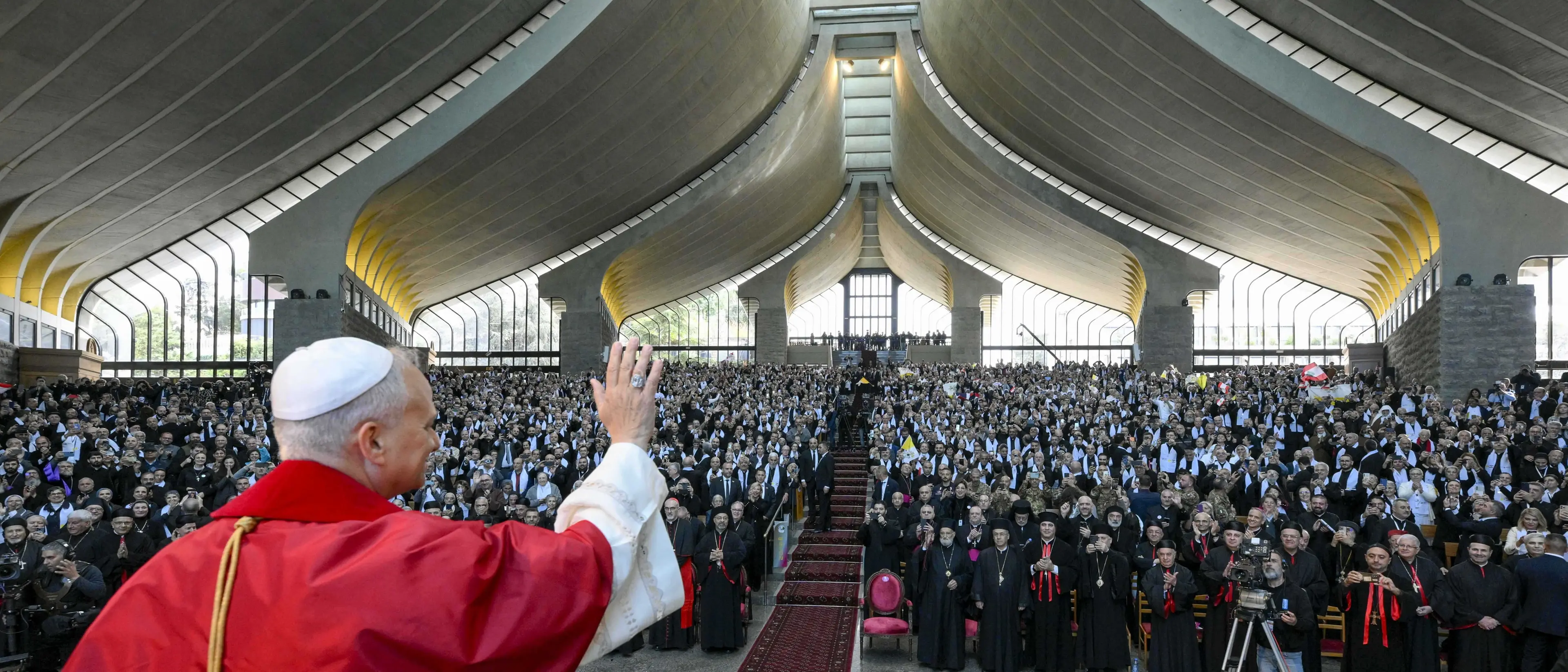 Papa Leone in Libano tra speranza e dolore: i leader religiosi chiedono aiuto contro Israele\n