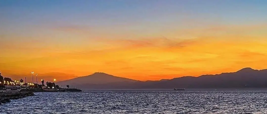 Tra catene e vulcani, il respiro del tramonto\n