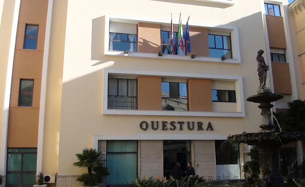 Questore Linares rimpatria kazako per favoreggiamento migrazione irregolare