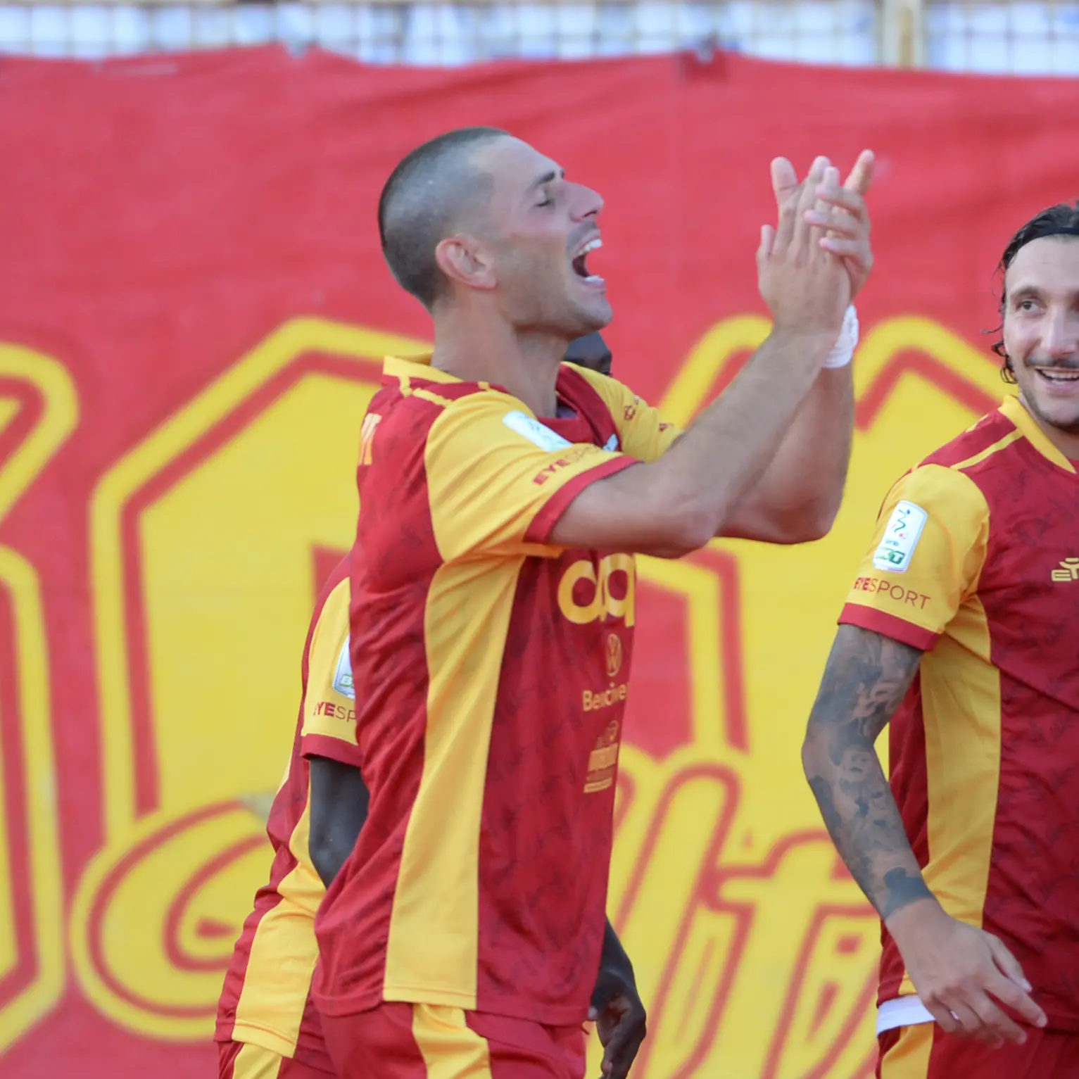 Il difensore del Catanzaro Antonini a LaC: «Subiamo qualche gol in più perché giochiamo spesso sui duelli»\n