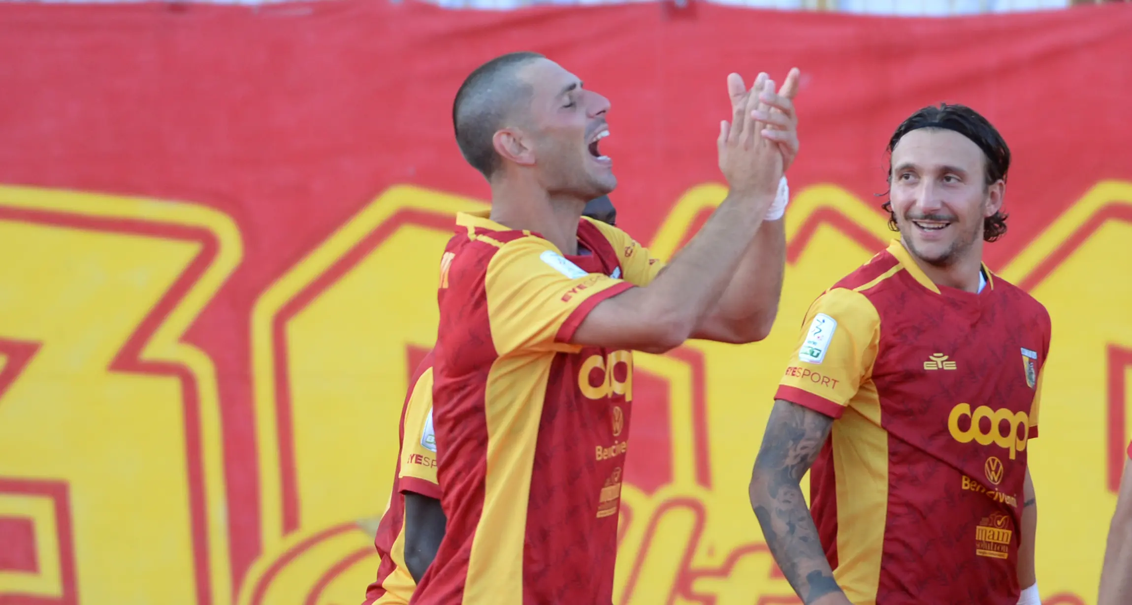 Il difensore del Catanzaro Antonini a LaC: «Subiamo qualche gol in più perché giochiamo spesso sui duelli»\n