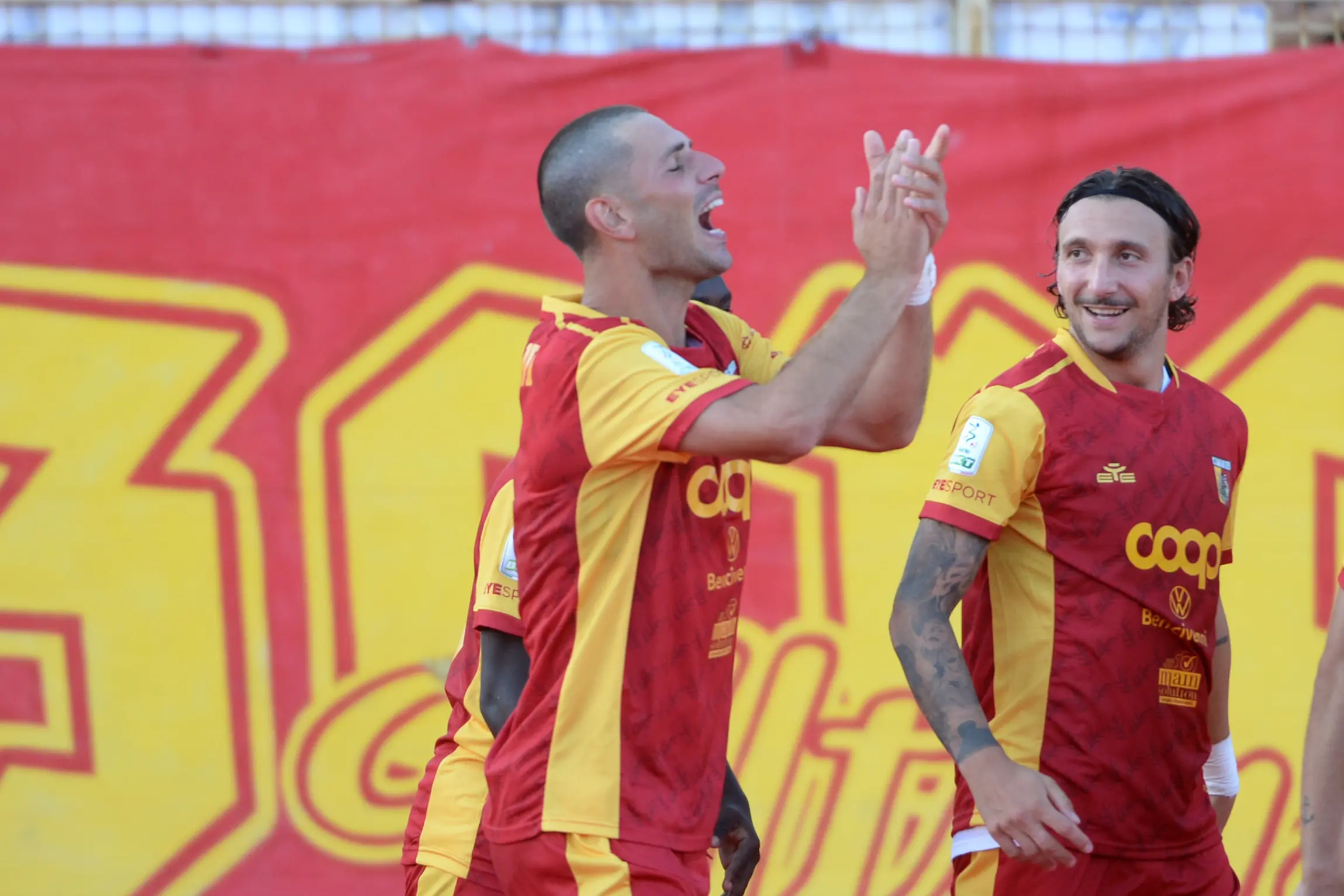 Il difensore del Catanzaro Antonini a LaC: «Subiamo qualche gol in più perché giochiamo spesso sui duelli»\n