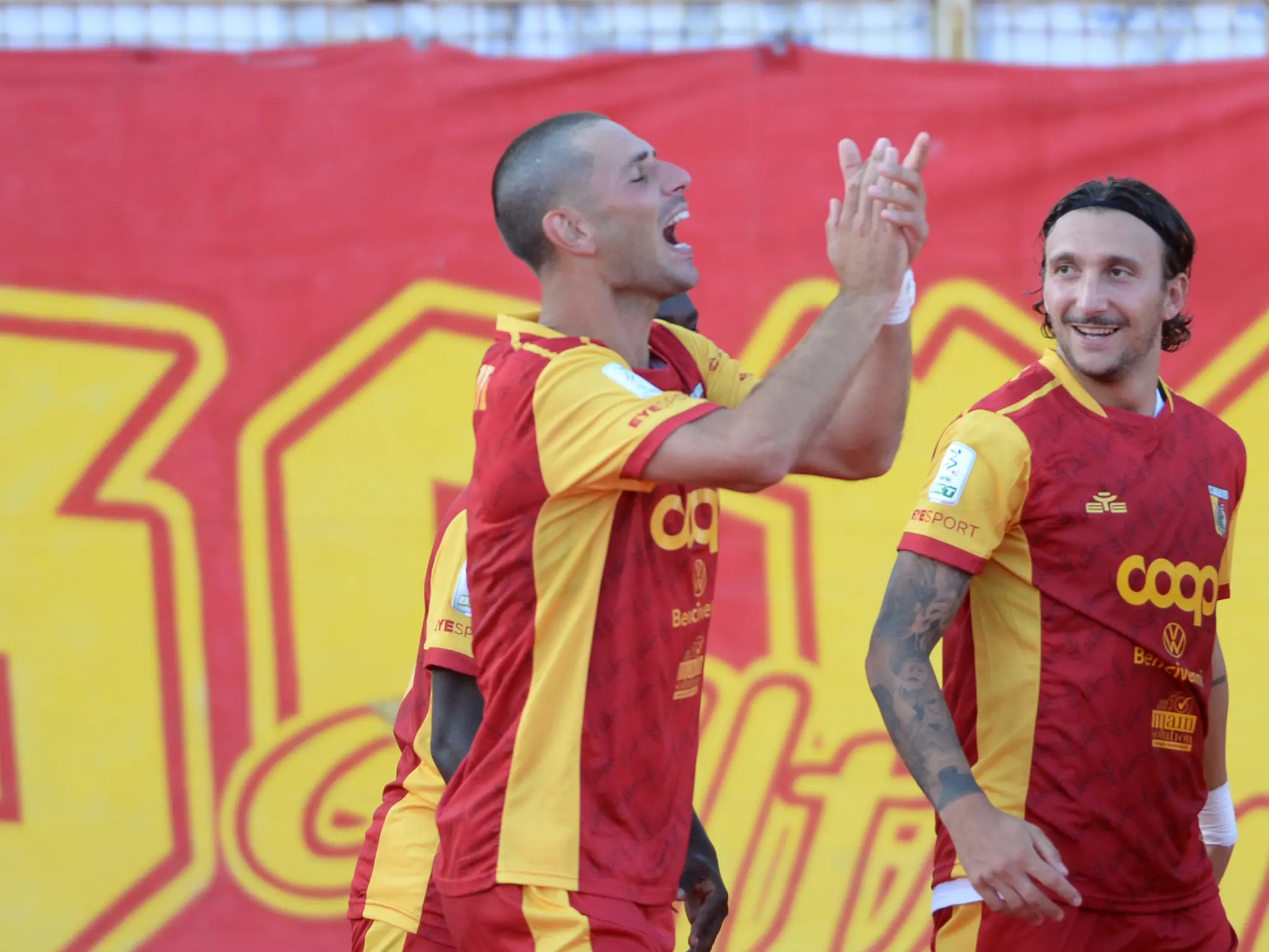 Il difensore del Catanzaro Antonini a LaC: «Subiamo qualche gol in più perché giochiamo spesso sui duelli»