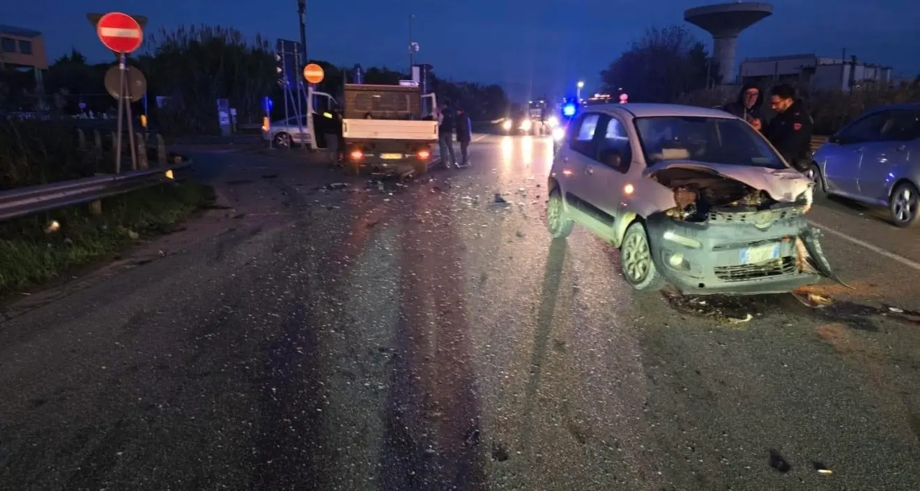 Un altro incidente sulla Statale 106: scontro tra due auto a Corigliano Rossano