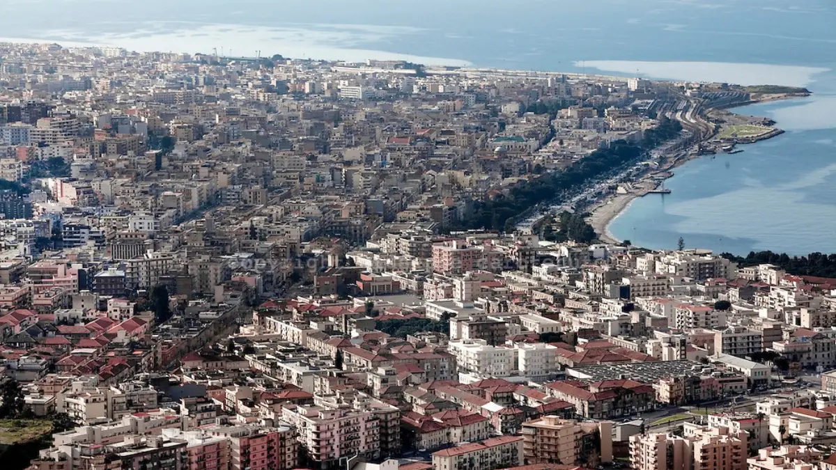 REGGIO CALABRIA. UNA VEDUTA DI REGGIO CALABRIA DALL\\'ALTO.