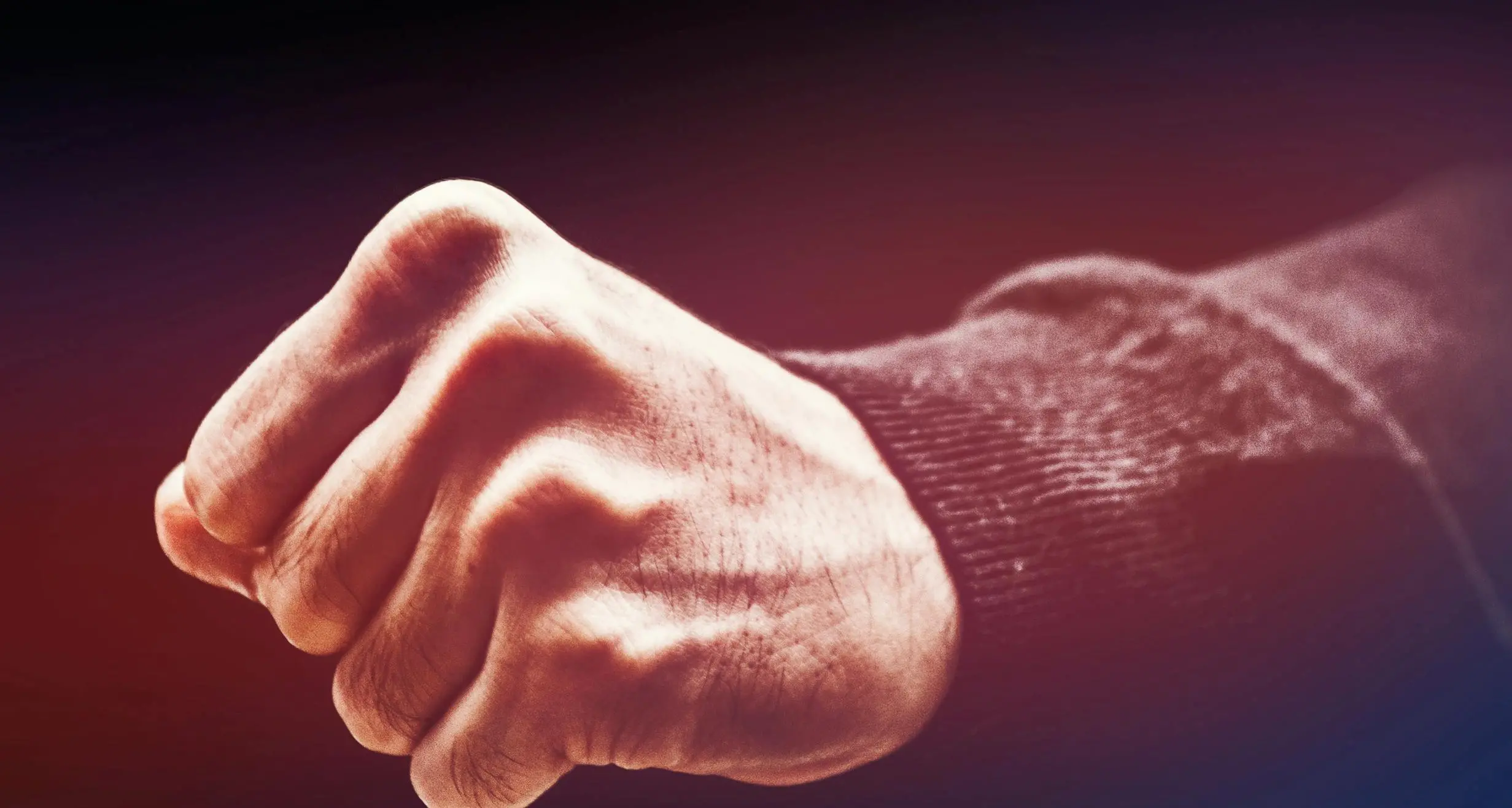 Torino, aggressione a un maestro davanti alla scuola: il ruolo sempre più fragile degli insegnanti in Italia\n