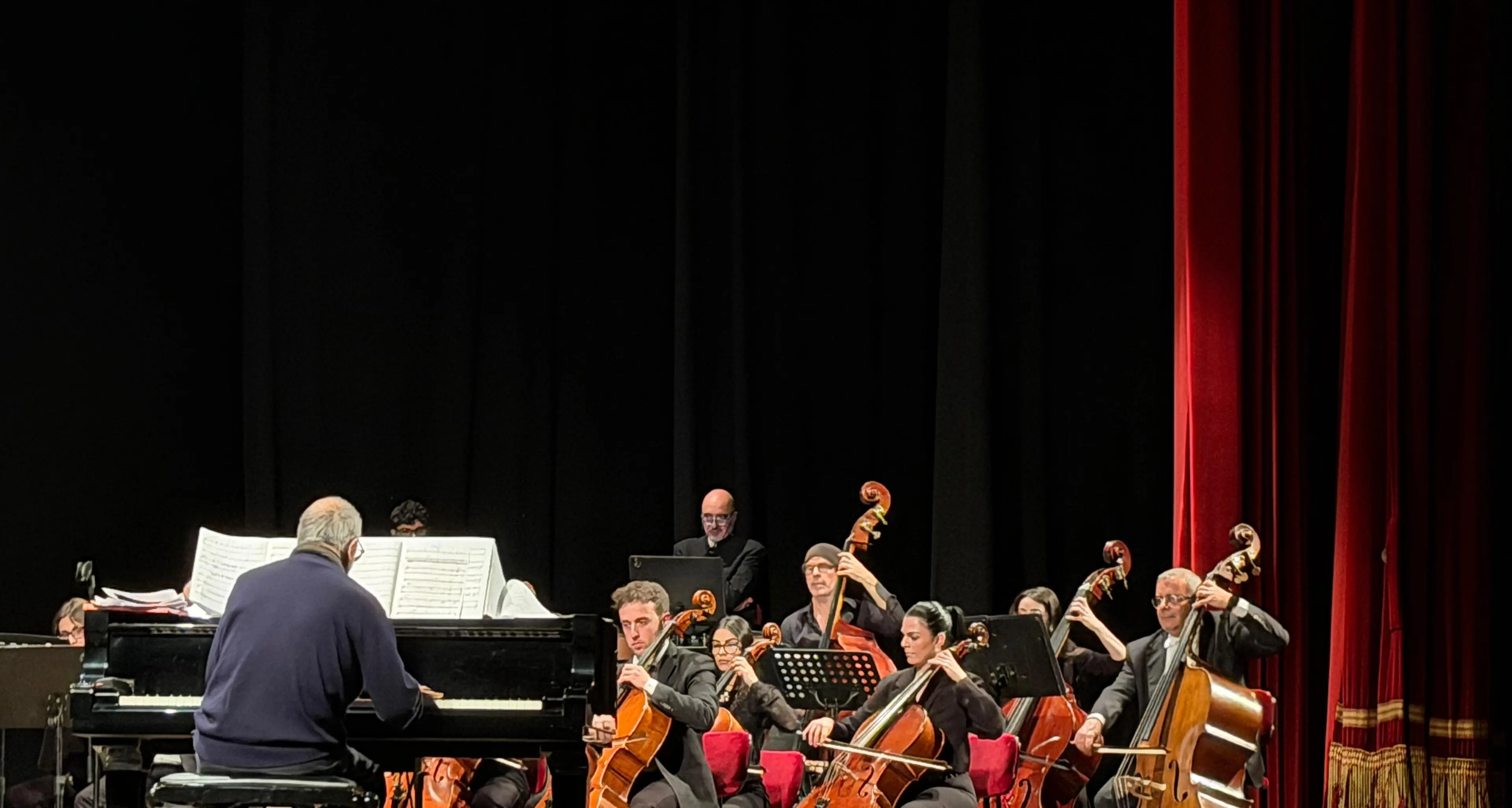 Cosenza, successo per il concerto del pianista Enrico Pieranunzi accompagnato dall’Orchestra sinfonica brutia\n