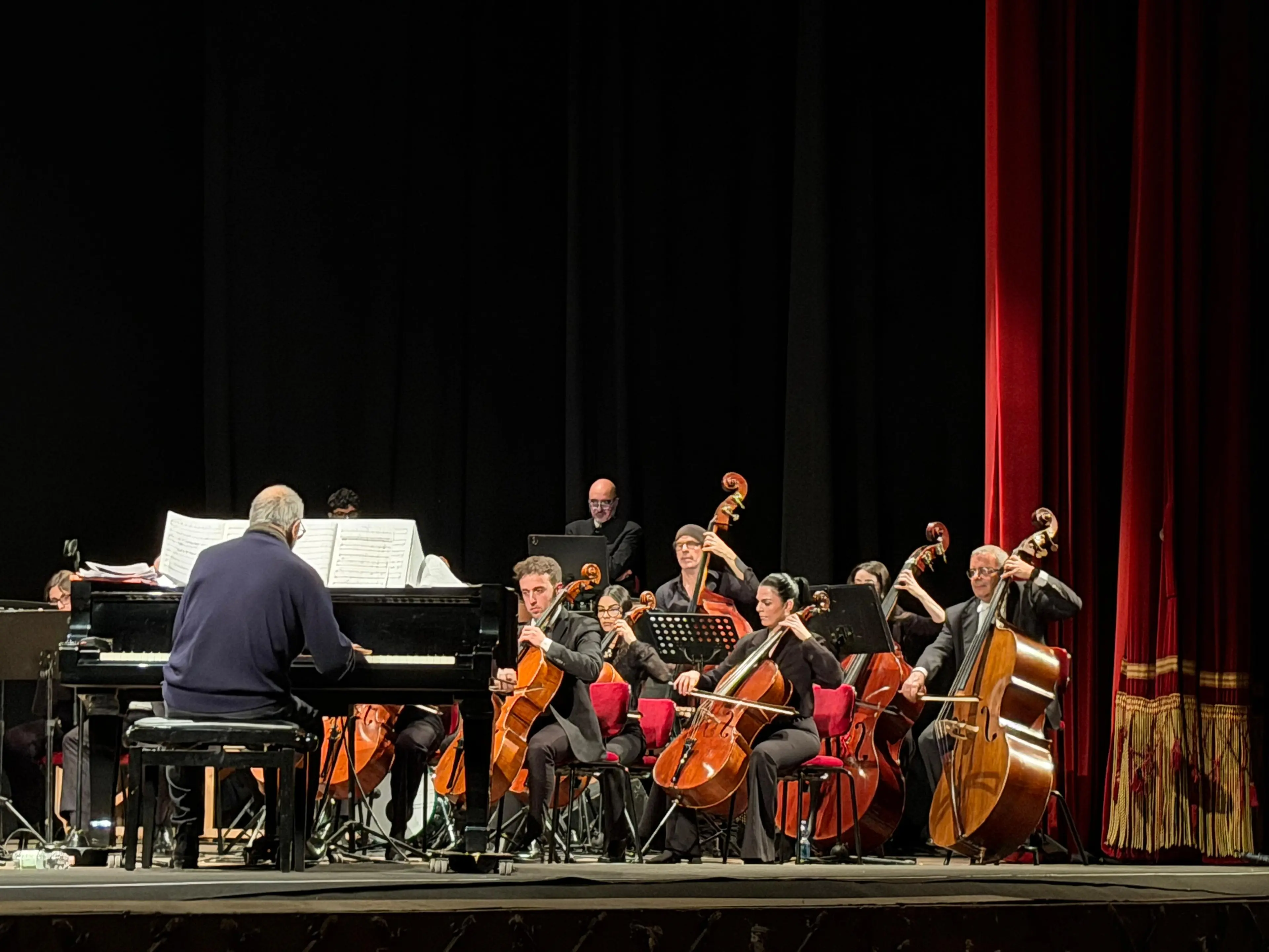 Cosenza, successo per il concerto del pianista Enrico Pieranunzi accompagnato dall’Orchestra sinfonica brutia\n