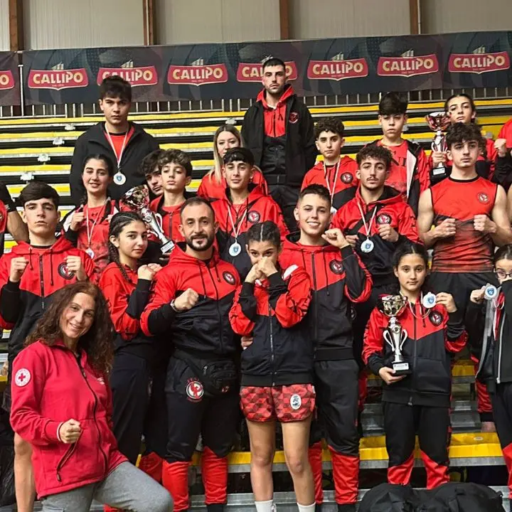 Kickboxing, la Fenix protagonista al campionato regionale: 34 medaglie per i\u00A028 atleti vibonesi\n