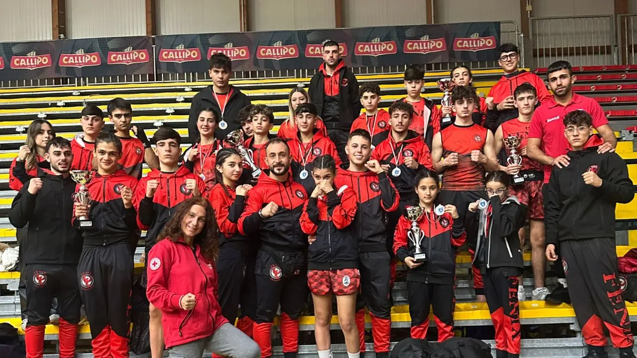 Kickboxing, la Fenix protagonista al campionato regionale: 34 medaglie per i\u00A028 atleti vibonesi\n