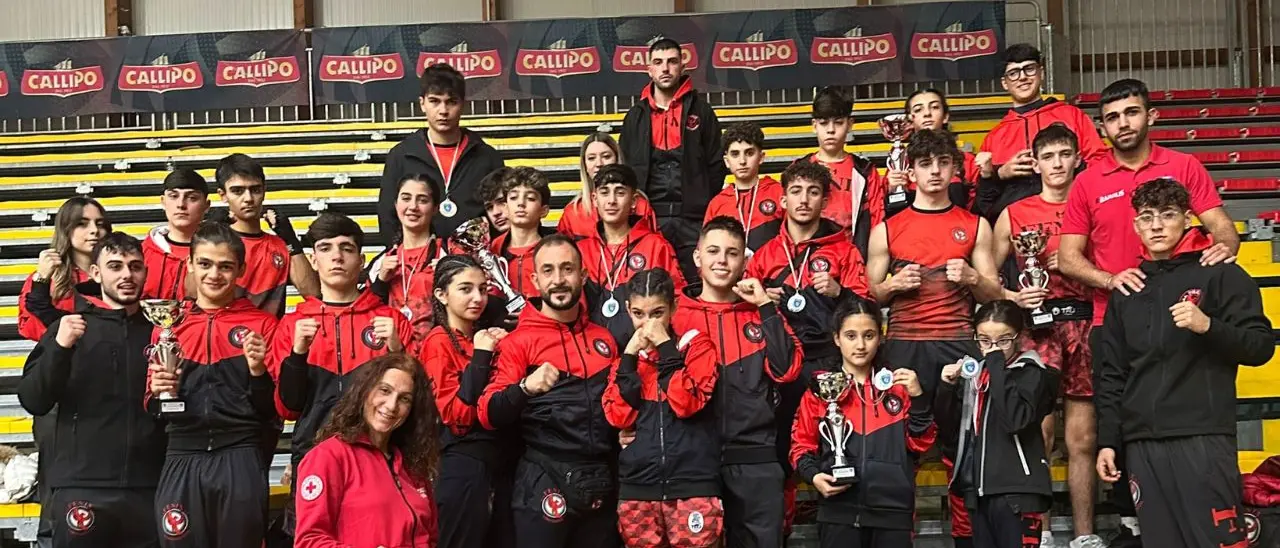 Kickboxing, la Fenix protagonista al campionato regionale: 34 medaglie per i\u00A028 atleti vibonesi\n