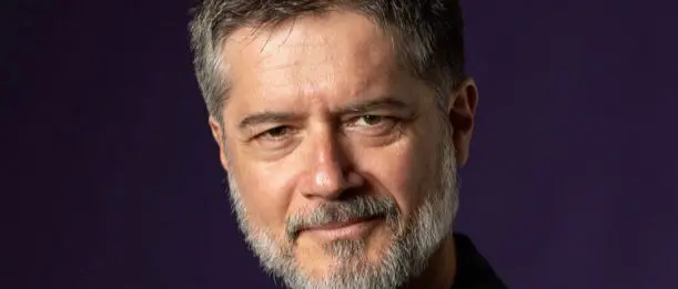 Ettore Bassi in scena a Locri con “El Fùtbol”: il calcio di ieri e di oggi come metafora della vita\u00A0\n