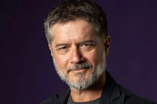 Ettore Bassi in scena a Locri con “El Fùtbol”: il calcio di ieri e di oggi come metafora della vita\u00A0\n