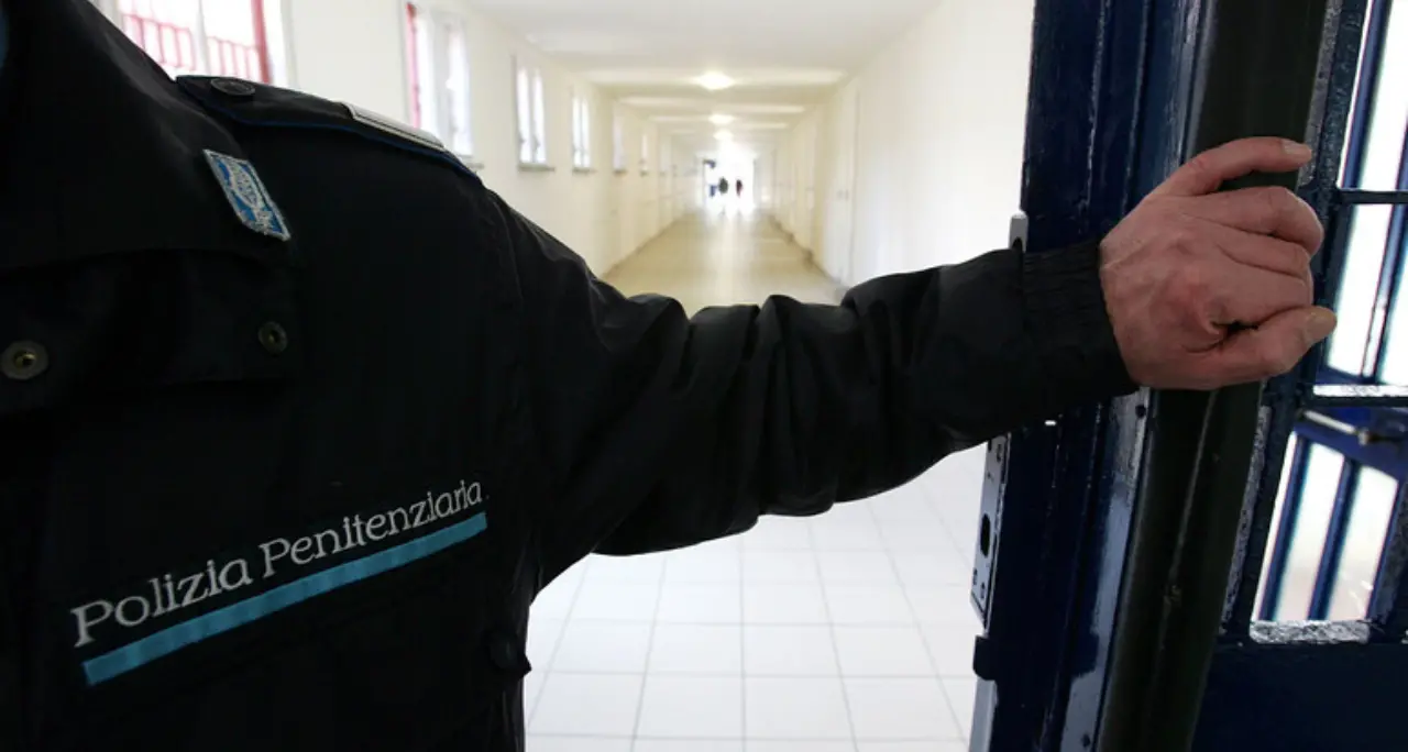 Disordini nel carcere minorile di Catanzaro, detenuti simulano una rissa mentre uno di loro tenta di evadere\n