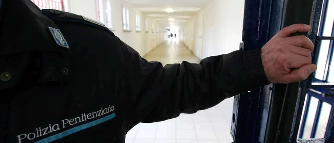 Disordini nel carcere minorile di Catanzaro, detenuti simulano una rissa mentre uno di loro tenta di evadere\n