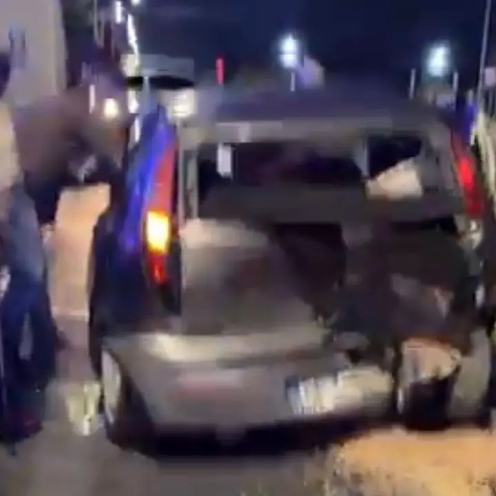 Scontro fra due auto sulla Statale 106 Jonica, tre feriti e traffico in tilt\n