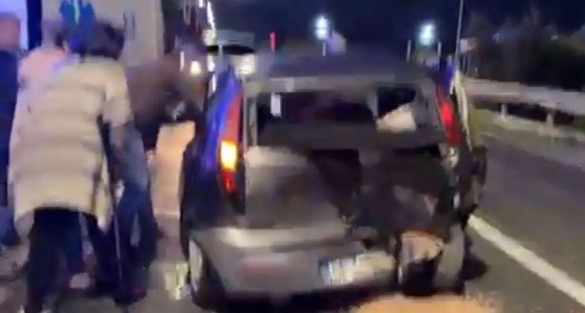 Scontro fra due auto sulla Statale 106 Jonica, tre feriti e traffico in tilt\n