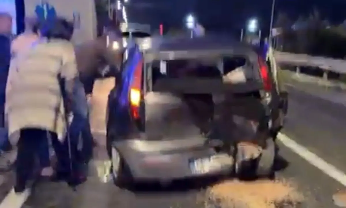 Scontro fra due auto sulla Statale 106 Jonica, tre feriti e traffico in tilt\n