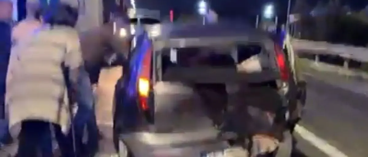 Scontro fra due auto sulla Statale 106 Jonica, tre feriti e traffico in tilt\n