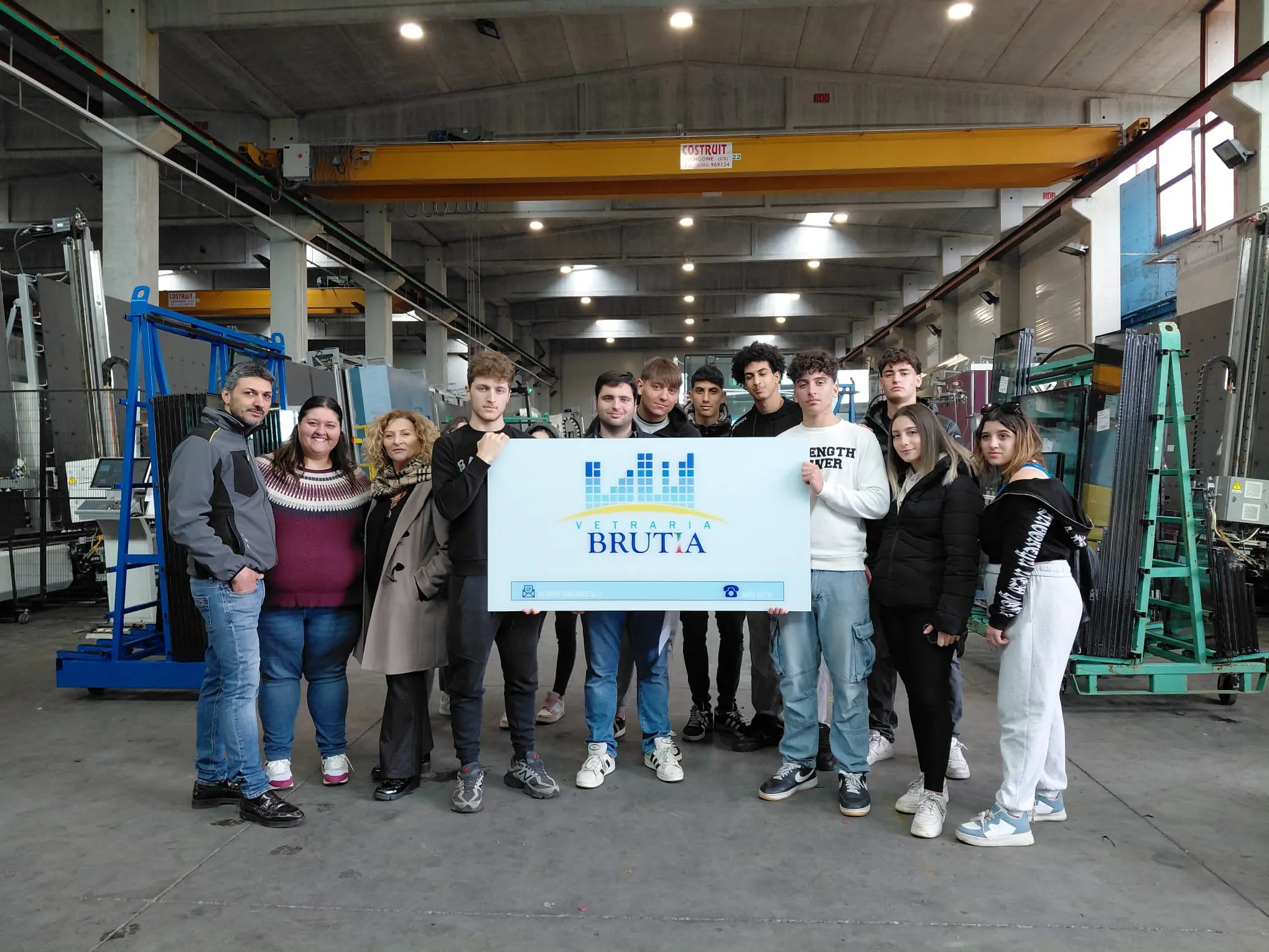 Un ponte tra teoria e pratica: gli studenti dell’ITE “Einaudi-Alvaro” visitano la Vetraria Brutia di Palmi\n