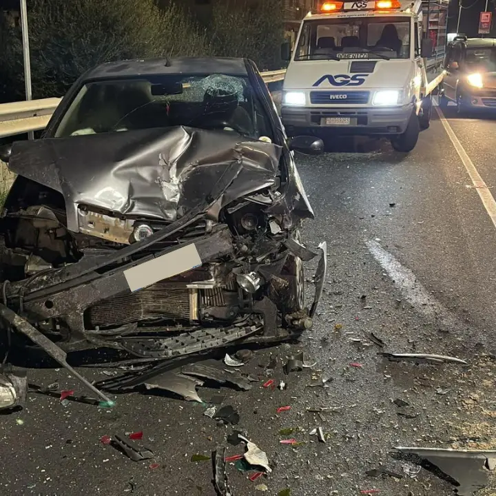 Incidente sulla Statale 106 a Corigliano Rossano: traffico paralizzato e quattro feriti, due sono gravi\n