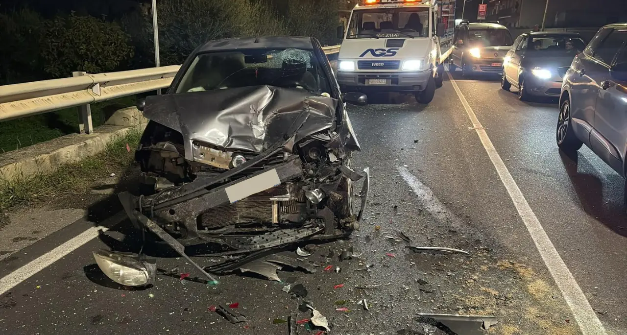 Incidente sulla Statale 106 a Corigliano Rossano: traffico paralizzato e quattro feriti, due sono gravi\n