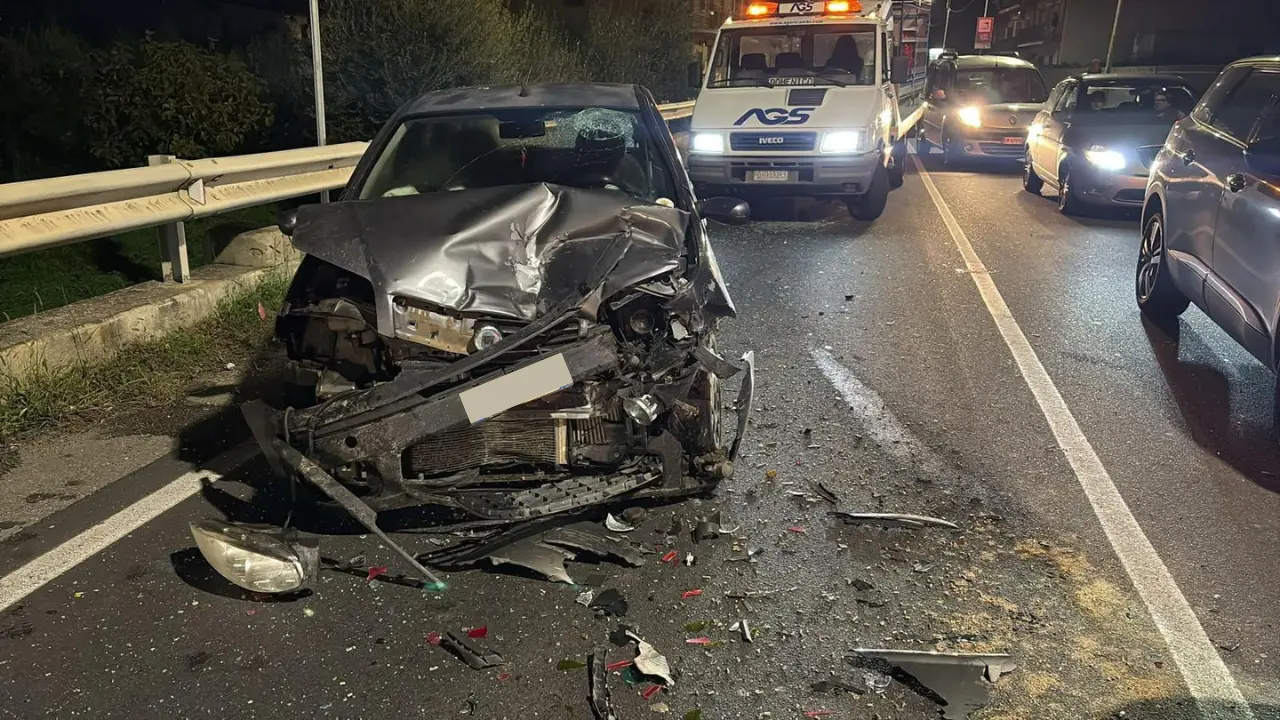 Incidente sulla Statale 106 a Corigliano Rossano: traffico paralizzato e quattro feriti, due sono gravi\n