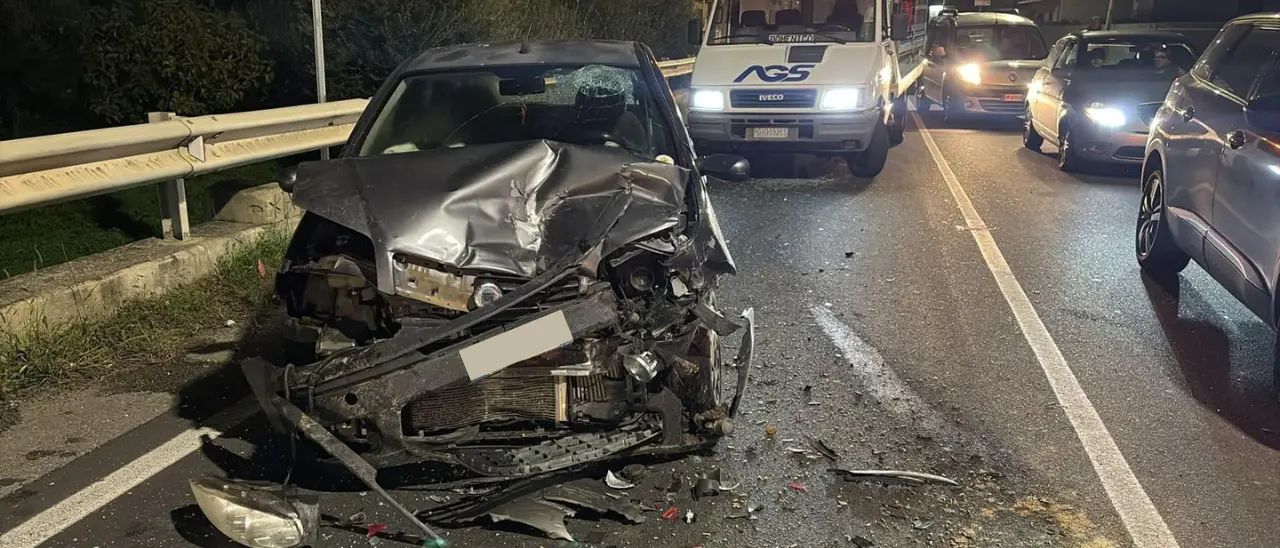 Incidente sulla Statale 106 a Corigliano Rossano: traffico paralizzato e quattro feriti, due sono gravi\n