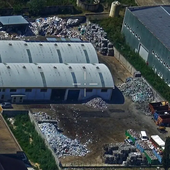 Carcasse di auto e moto abbandonate in un’area di 3.500 mq: sequestrata una discarica abusiva nel Reggino\n