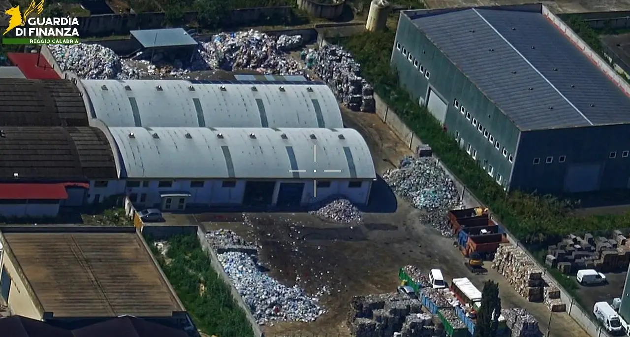 Carcasse di auto e moto abbandonate in un’area di 3.500 mq: sequestrata una discarica abusiva nel Reggino\n