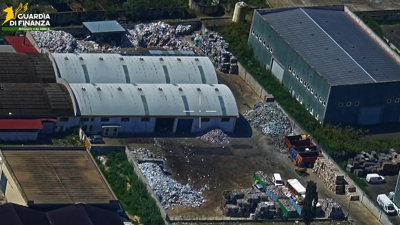 Carcasse di auto e moto abbandonate in un’area di 3.500 mq: sequestrata una discarica abusiva nel Reggino\n