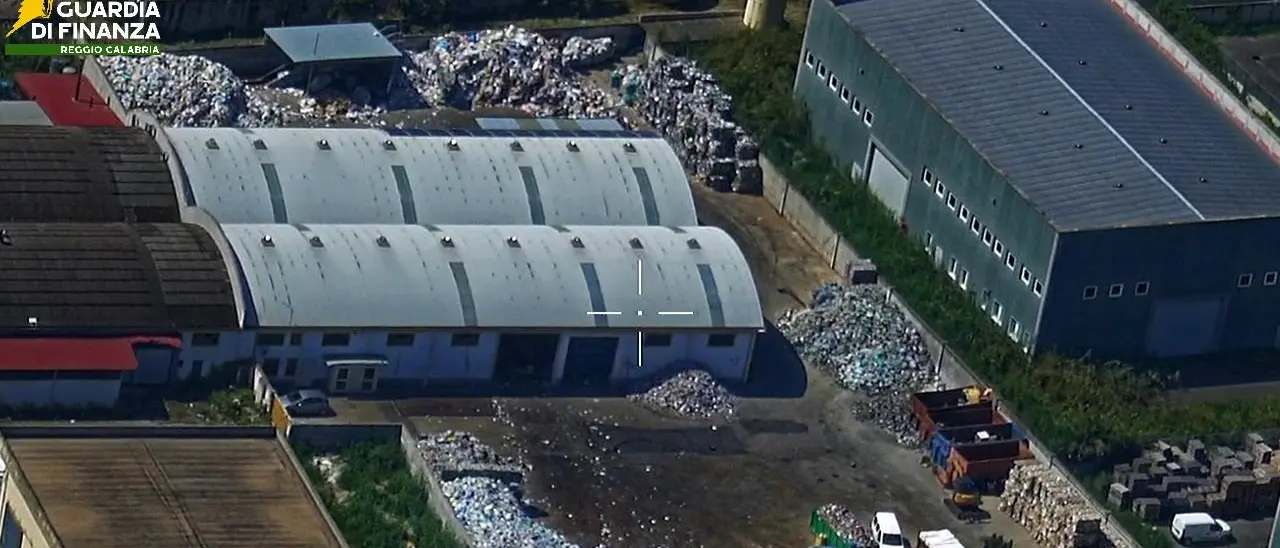 Carcasse di auto e moto abbandonate in un’area di 3.500 mq: sequestrata una discarica abusiva nel Reggino\n