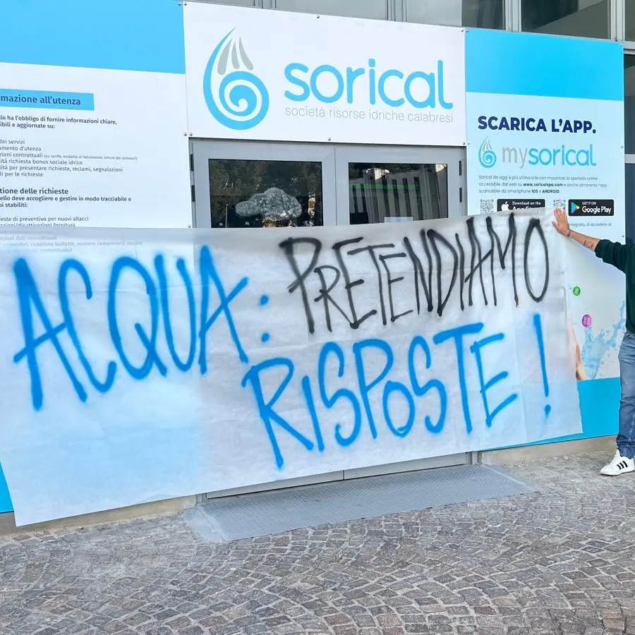 Cosenza senz’acqua, La Base: «Consiglio comunale inutile come quello sull’ospedale»