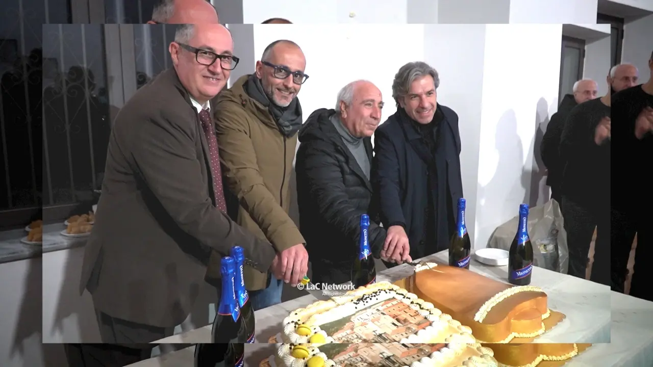 <p>Il taglio della torta</p>\\n