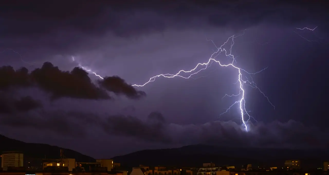 Meteo Calabria, temporali pomeridiani sui rilievi: piogge intense tra Catanzarese e Reggino\n