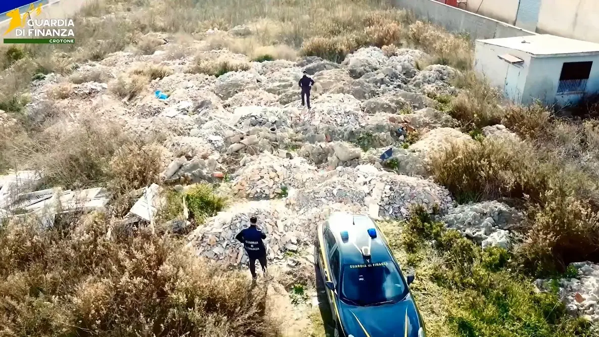 Crotone, sequestrata discarica abusiva di rifiuti speciali