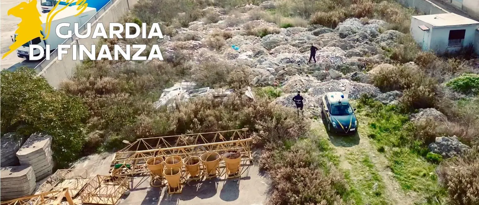 Crotone, sequestrata\u00A0discarica abusiva: in un terreno recintato oltre 2mila mq di rifiuti speciali