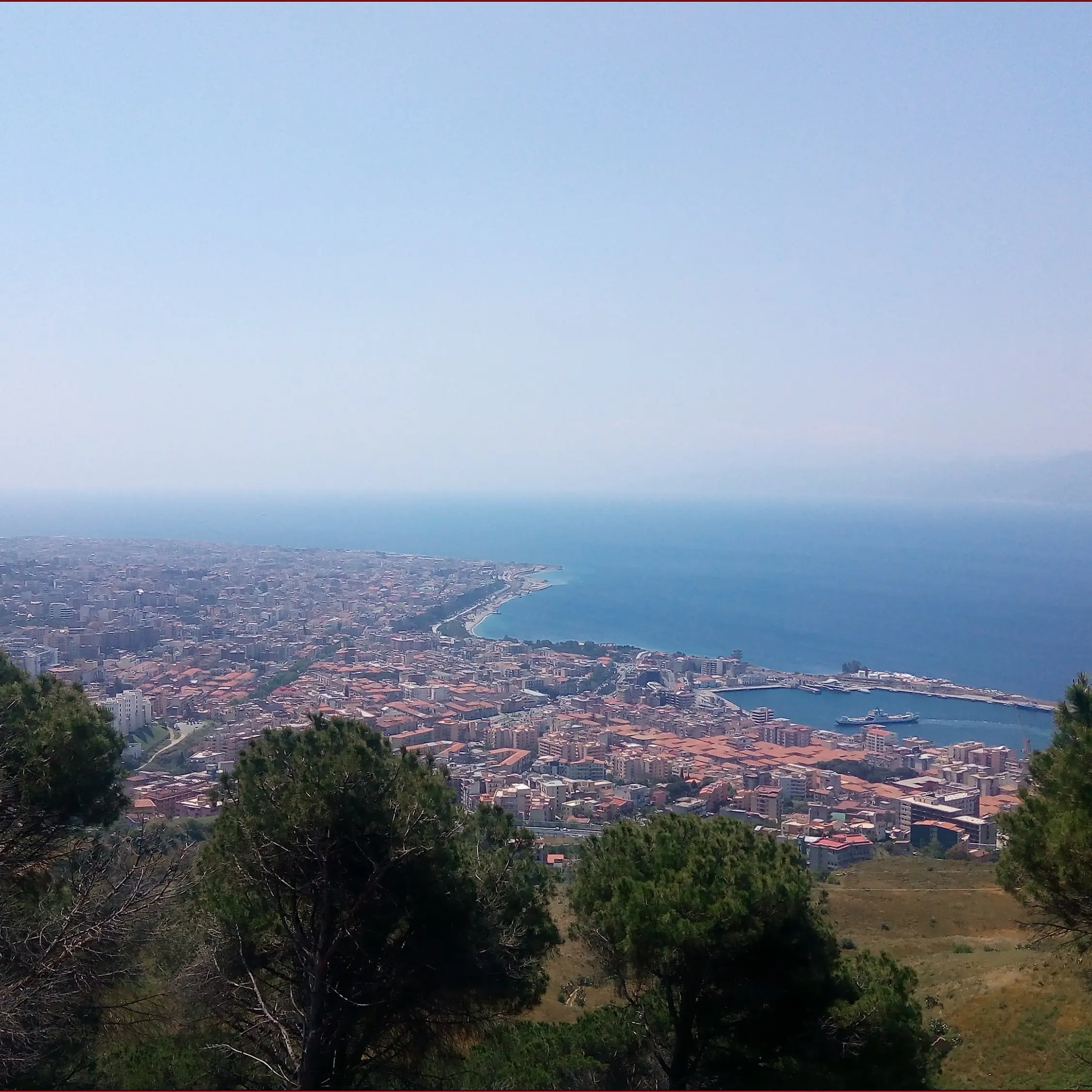 Il Sud che crolla e i miliardi fermi sul tavolo: la vera battaglia, oltre il Ponte, di Calabria e Sicilia\n