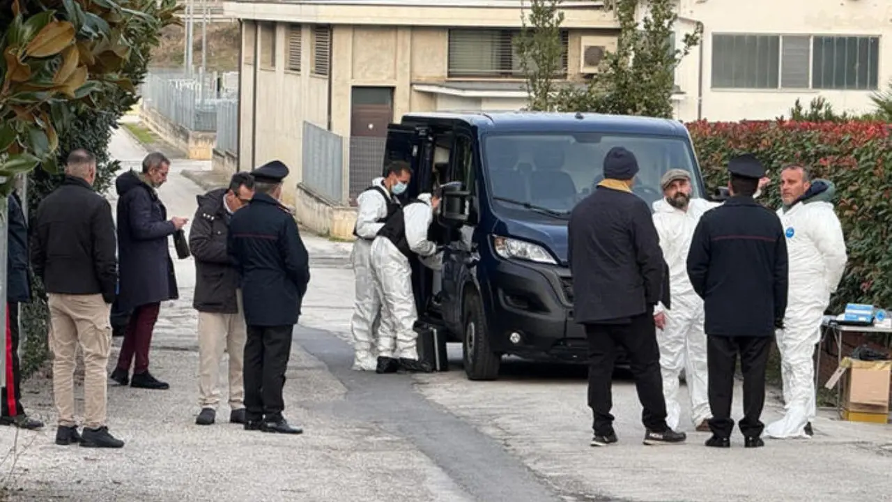 Ancona, donna picchiata a morte in casa: si cerca il marito\n