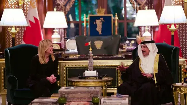 <p>La premier italiana Giorgia Meloni a colloquio con il re del Bahrein, Hamad bin Isa Al-Khalifa (foto: Presidenza del Consiglio dei ministri)</p>\\n