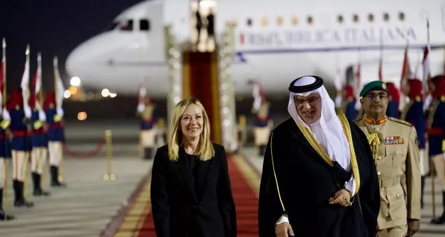 Meloni in Bahrein rafforza partnership economiche e sigla accordi strategici nel settore navale e tech\n