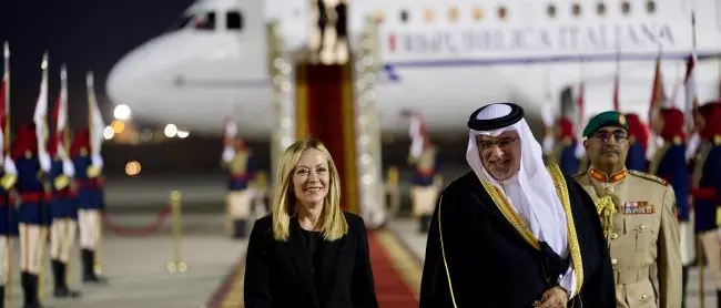 Meloni in Bahrein rafforza partnership economiche e sigla accordi strategici nel settore navale e tech\n