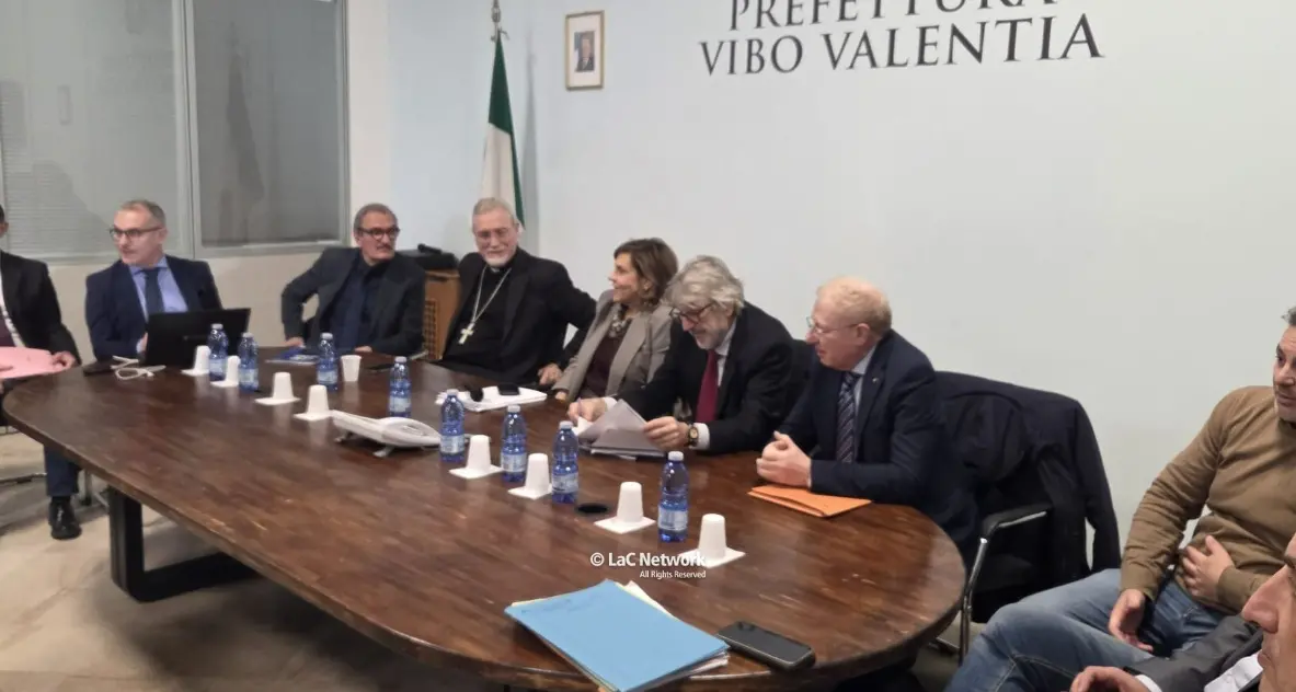 Vertice sulla sanità vibonese, Esposito (al posto di Occhiuto) dice che va tutto bene: «Tra le più finanziate della Calabria»\n