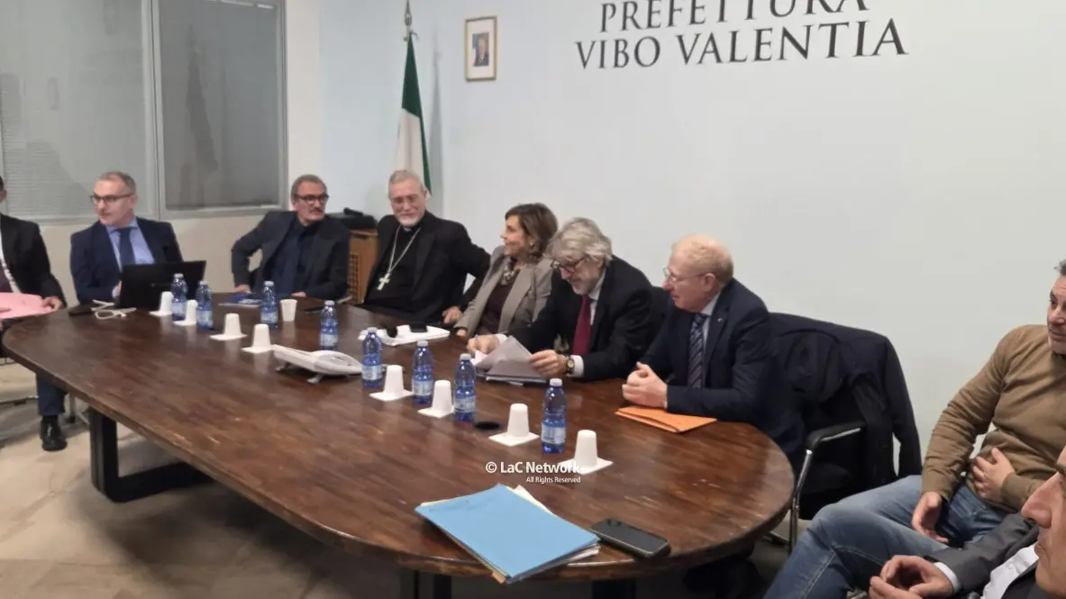 Vertice sulla sanità vibonese, Esposito (al posto di Occhiuto) dice che va tutto bene: «Tra le più finanziate della Calabria»\n