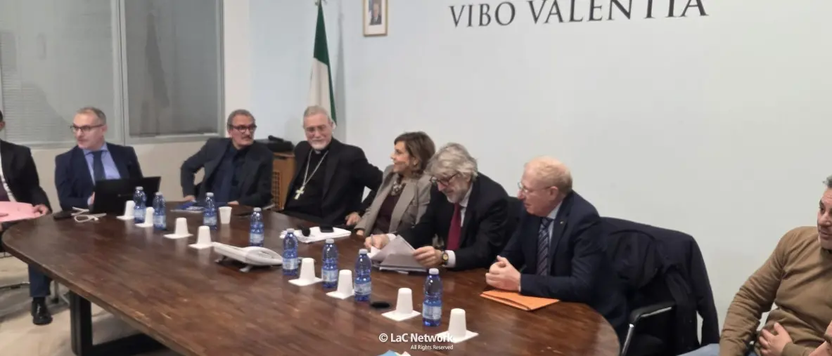 Vertice sulla sanità vibonese, Esposito (al posto di Occhiuto) dice che va tutto bene: «Tra le più finanziate della Calabria»\n