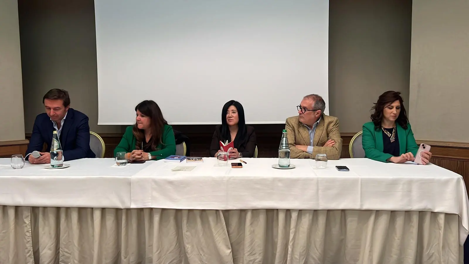 Surprising Calabria, gran finale ad Altafiumara: una cena a sei mani celebra il territorio tra vini, eccellenze e ospiti internazionali\n