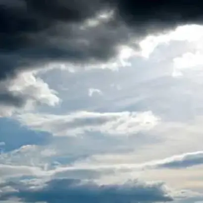 Meteo Vibonese, piogge sempre più deboli e sporadiche in un venerdì di cielo blu e nuvole