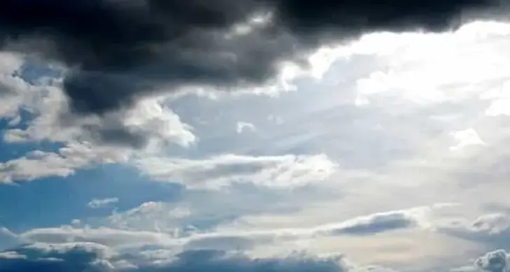 Meteo Vibonese, piogge sempre più deboli e sporadiche in un venerdì di cielo blu e nuvole