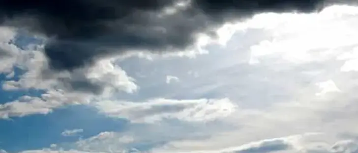 Meteo Vibonese, piogge sempre più deboli e sporadiche in un venerdì di cielo blu e nuvole