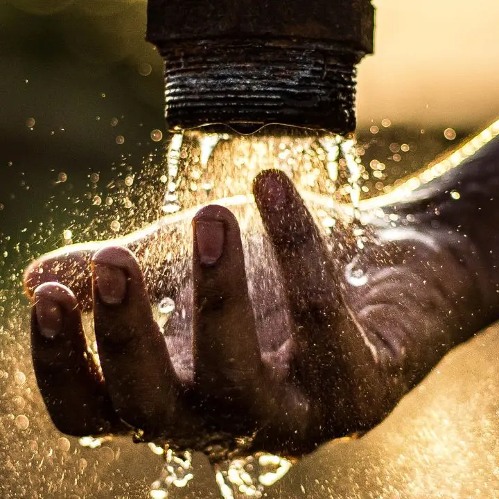 Isola Capo Rizzuto in “guerra” per l’acqua\u00A0non potabile dal 2023,\u00A0l’abusivismo esplode e i cittadini pure: «Siamo nel Terzo Mondo»\n